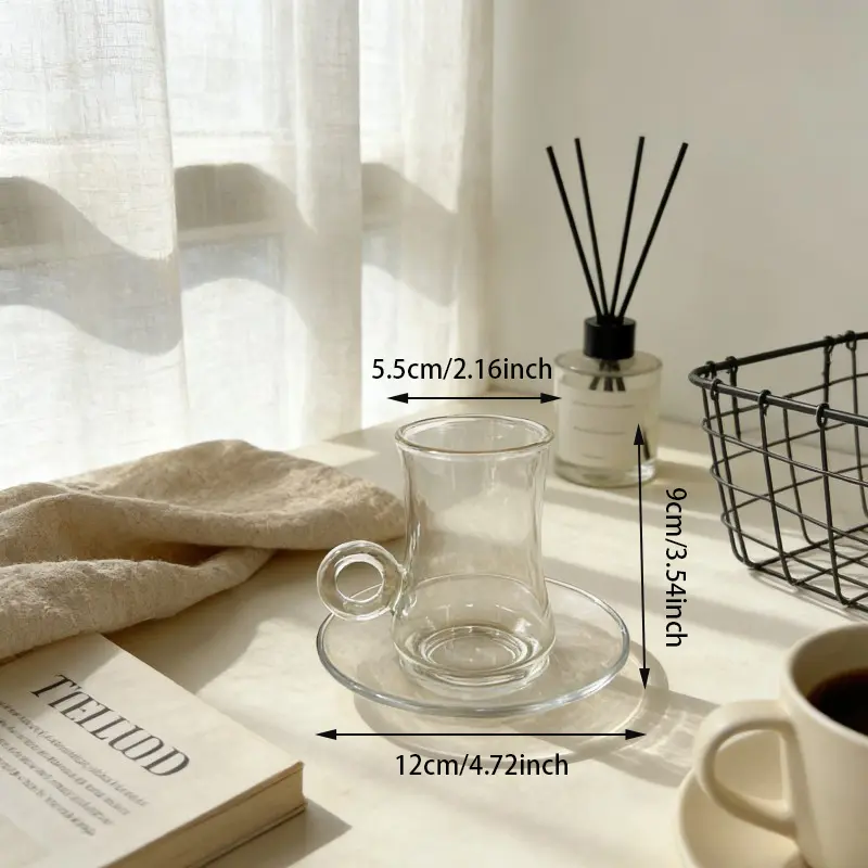Eraztun-kudeatuko turkiar kafe edalontziarekin platerarekin